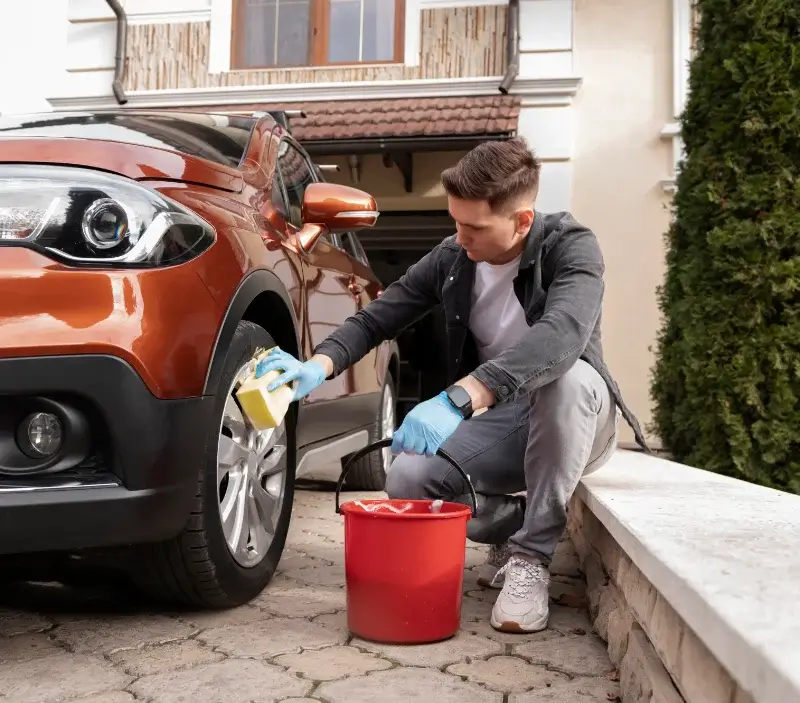 Lavage auto à domicile Bourg-Blanc : professionnel intervenant sur un véhicule